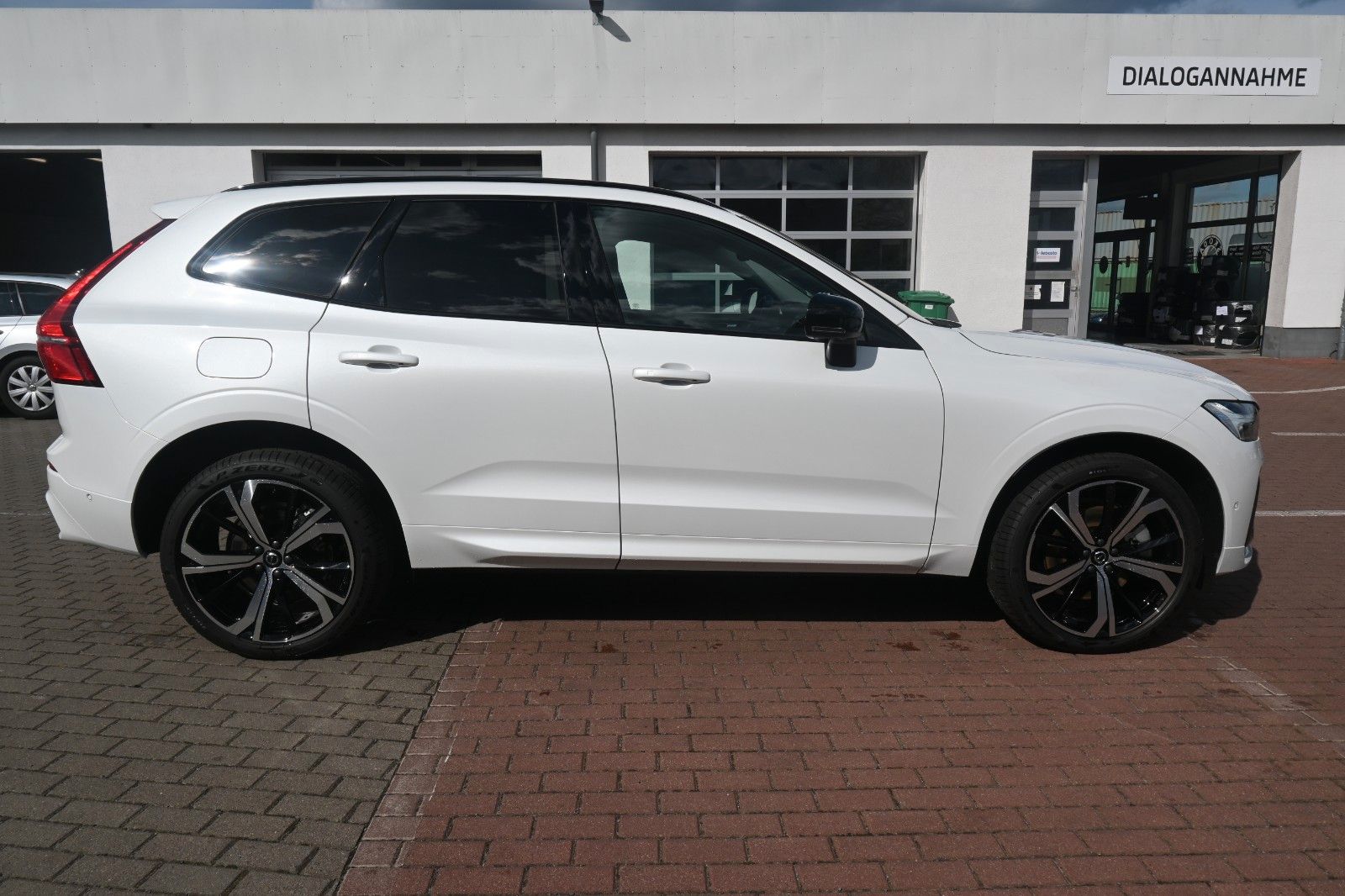 Fahrzeugabbildung Volvo XC60 B4 D AWD Ultimate Dark*STDHZG*360°*LUFT*ACC