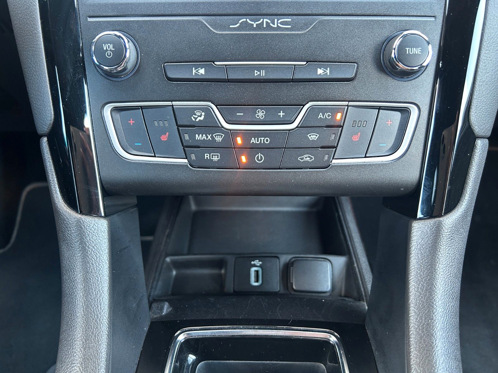 Fahrzeugabbildung Ford Mondeo Turnier ST+AWD+AHK+SportfahrW+TotW