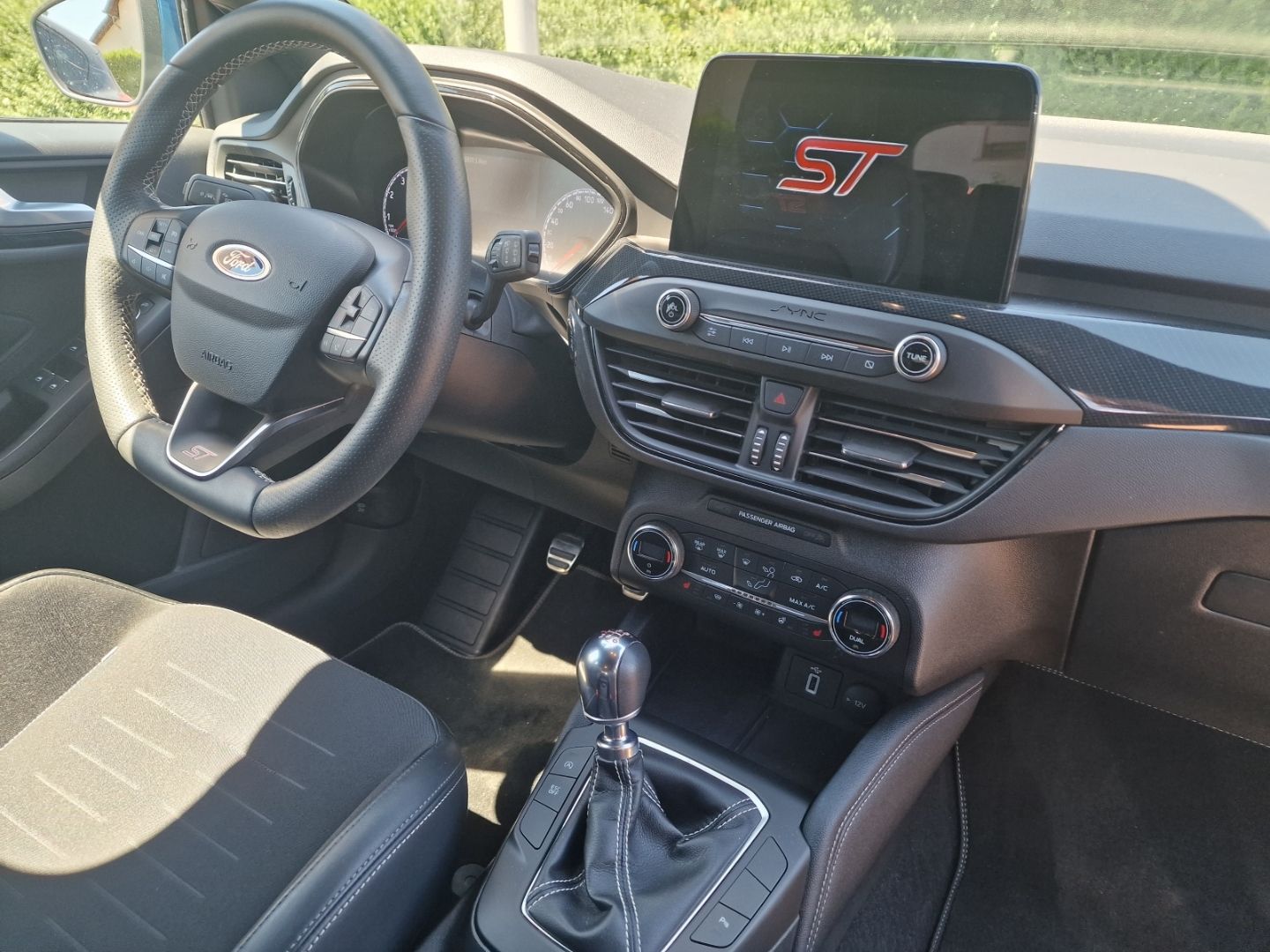 Fahrzeugabbildung Ford Focus ST AHK-abnehmbar Navi LED Sperrdiff. Apple