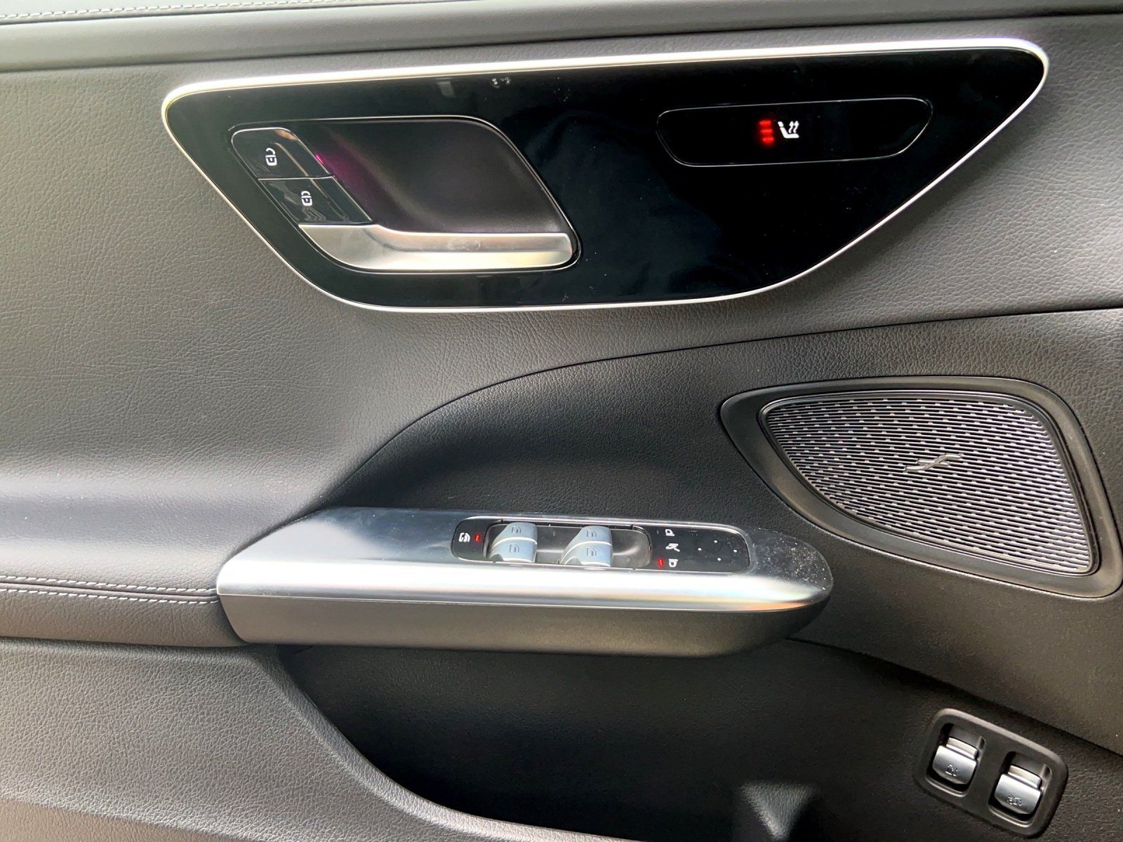 Fahrzeugabbildung Mercedes-Benz C 300 e T-Modell+Avantgarde+PSD+LED+Kamera+18''