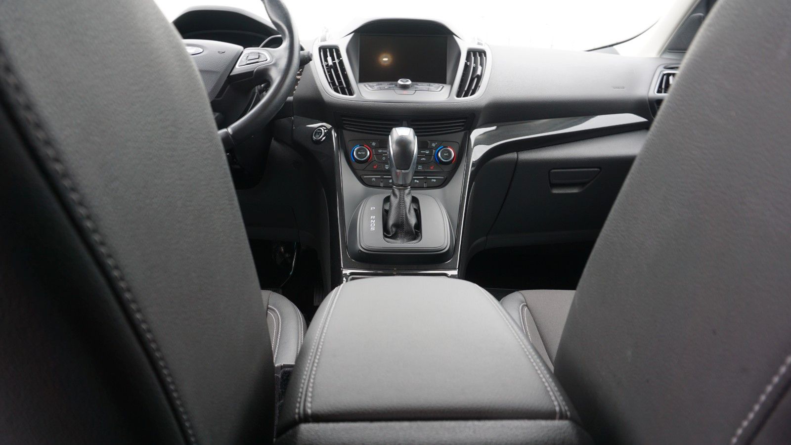 Fahrzeugabbildung Ford Kuga Titanium, Navi, Allrad, PDC, LED