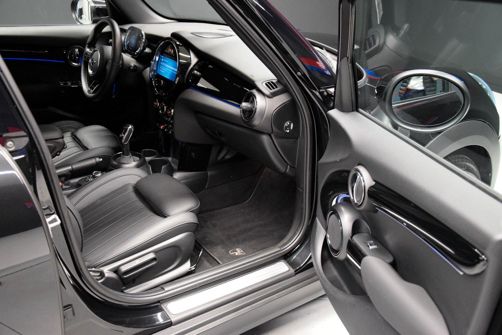 Fahrzeugabbildung MINI Cooper Autom.Mini Yours Trim 5-Tür Premium Extra