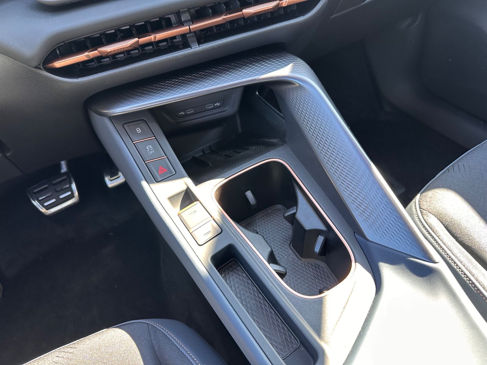 Fahrzeugabbildung CUPRA Terramar 1.5 eTSI DSG Navi/Pano/ACC/LED/AHK/GJR