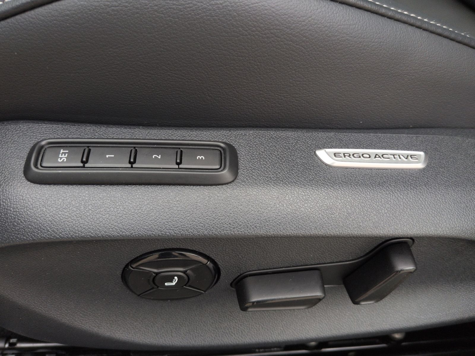 Passat R-Line 2.0 TDI 4MO DSG STHZ+PANO+AHK+
