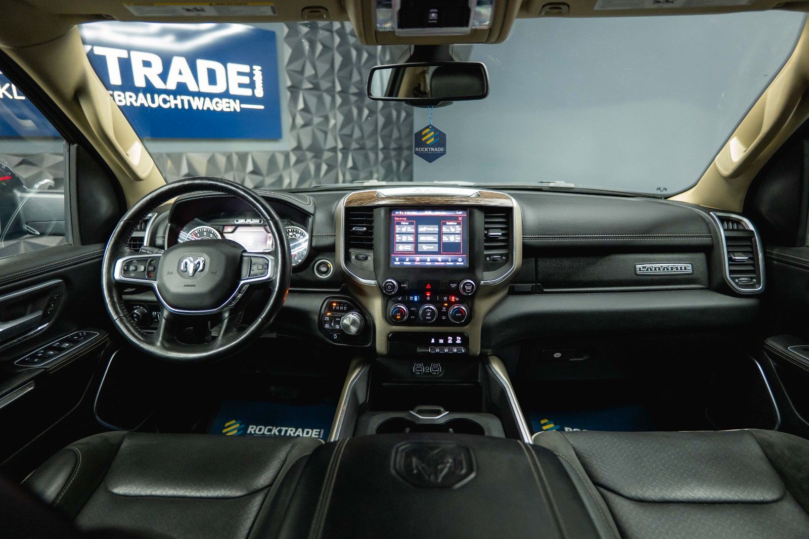 Fahrzeugabbildung Dodge RAM 5.7 V8 HEMI 4x4 Offroad LARAMIE Night 19%
