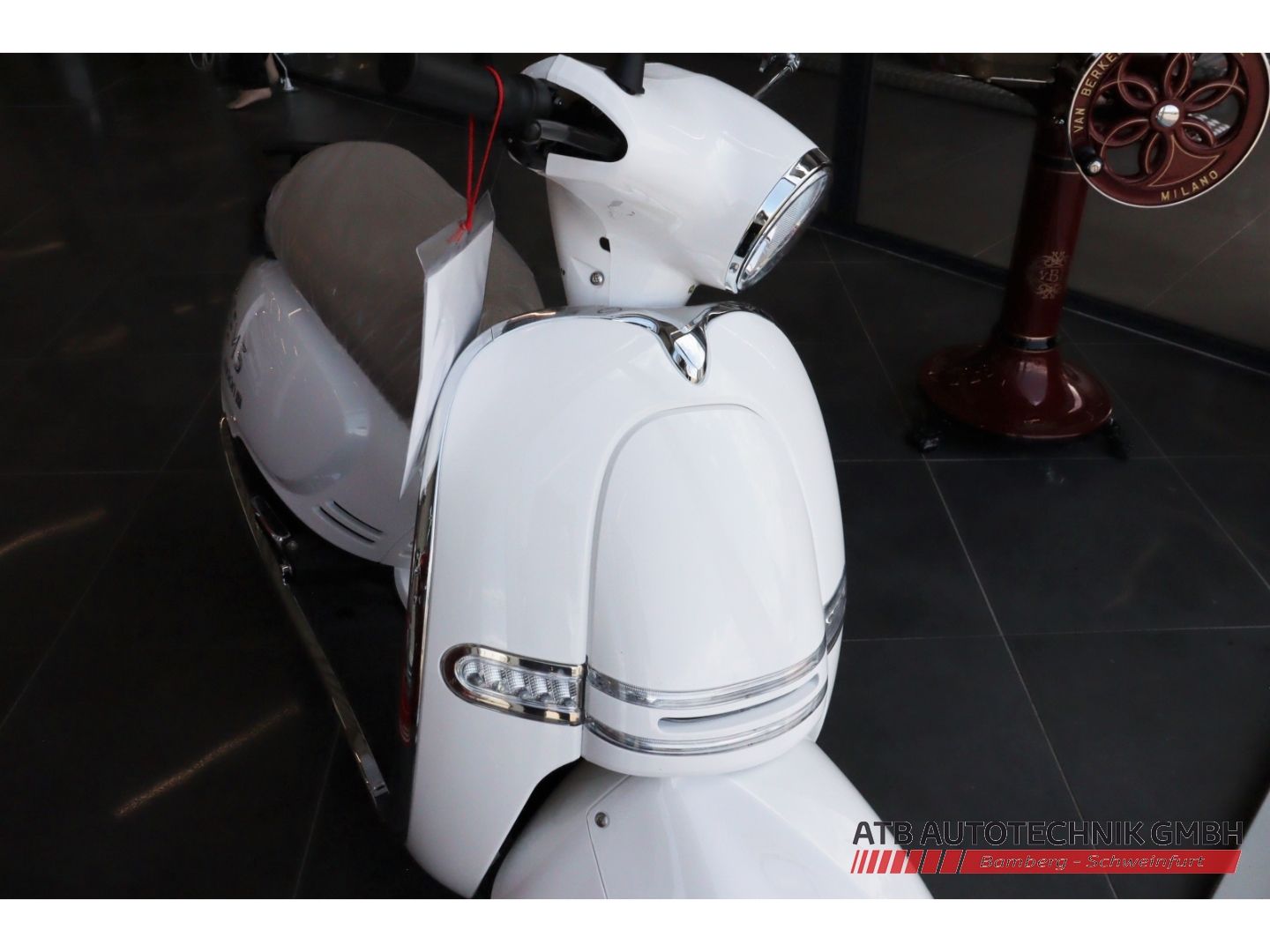 Fahrzeugabbildung DREEMS Moon X 90 km/h inkl. Topcase zzgl. Überführungsk