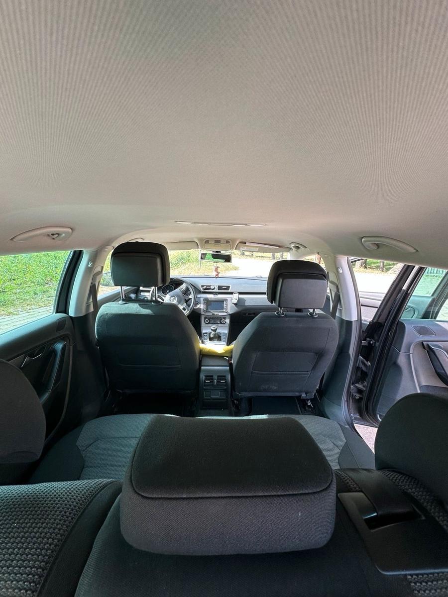 Volkswagen  2011 — interior