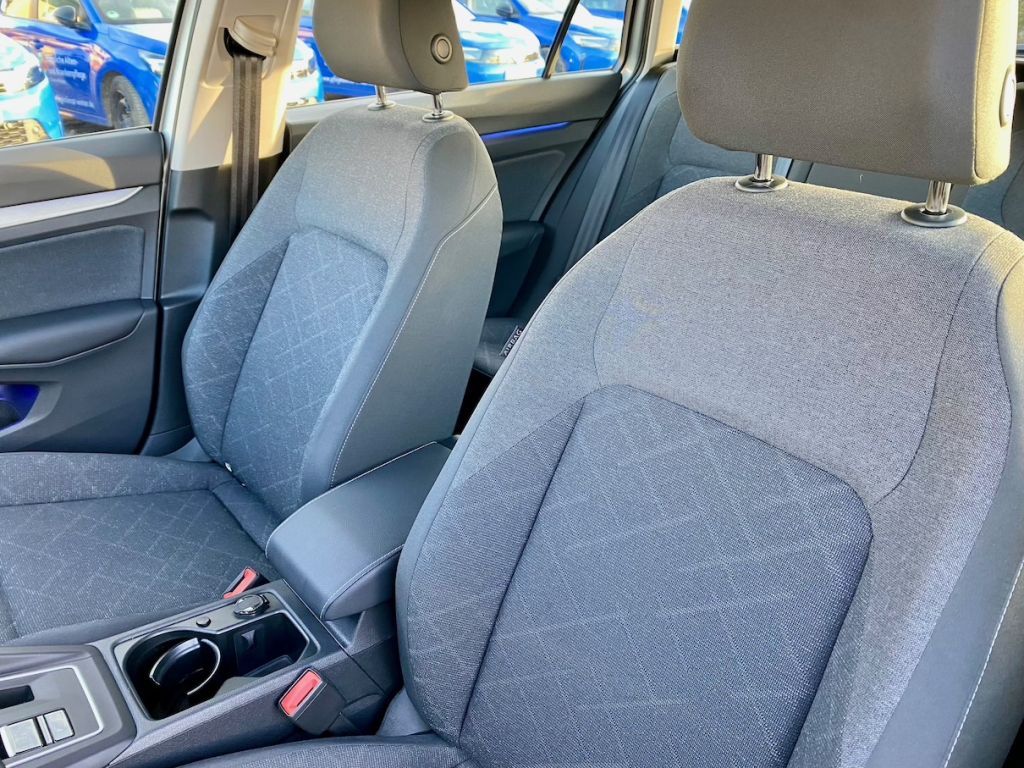 Fahrzeugabbildung Volkswagen Golf Variant 1.5 DSG Life AAC LED SHZ CARPLAY