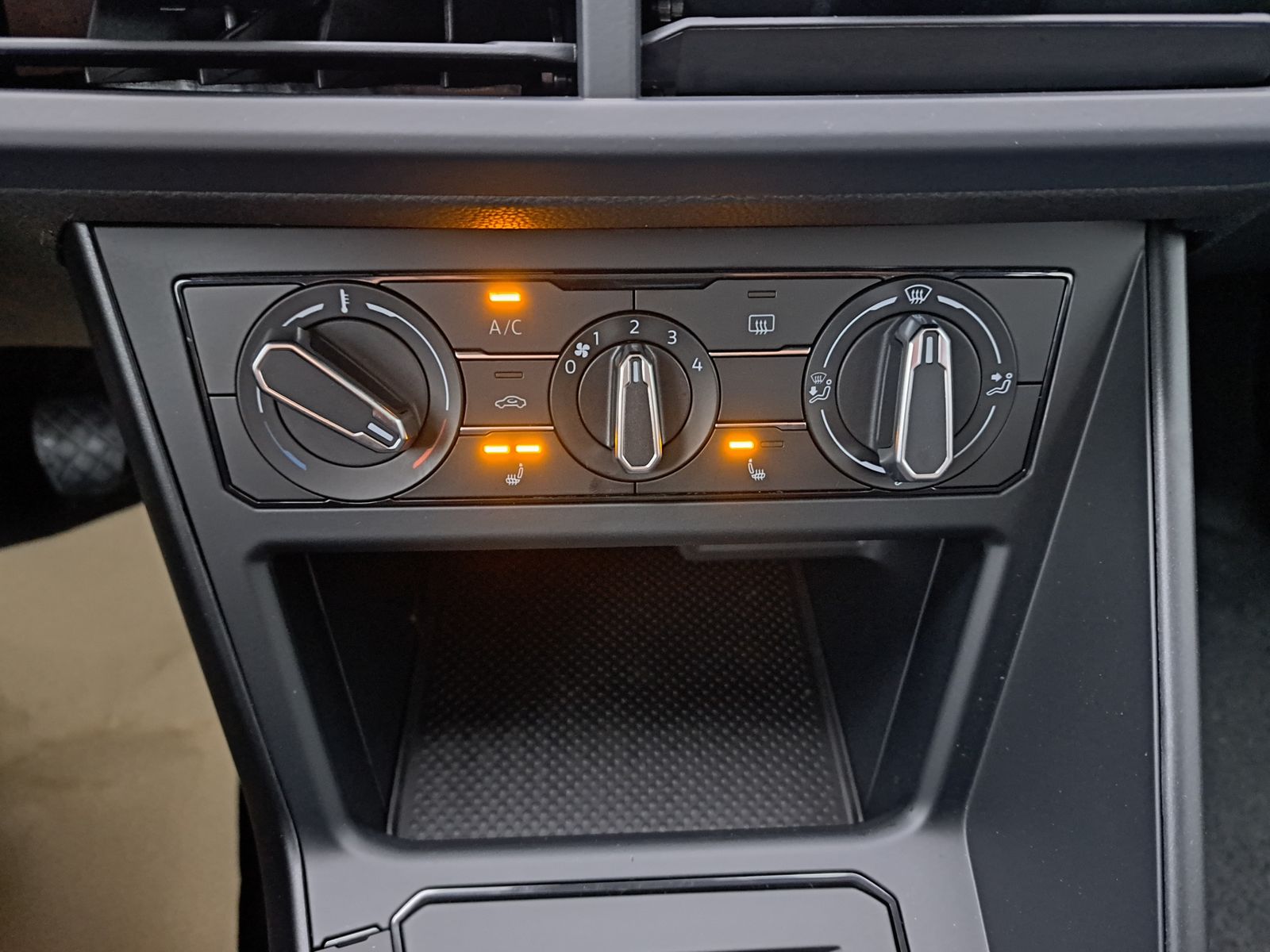 Fahrzeugabbildung Volkswagen Polo 1.0 LED KLIMA PDC LICHTSENSOR APPLECARPLAY