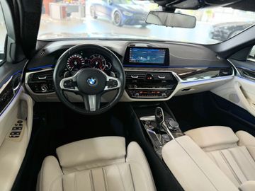 Fahrzeugabbildung BMW 530d Tour Sport Line HI-FI Pano M Sportfahrwerk