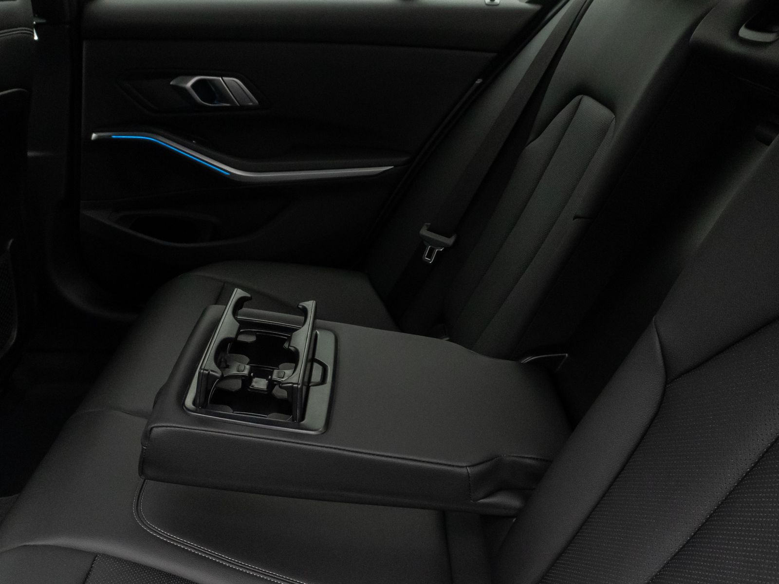 Fahrzeugabbildung BMW 330e M Sport Kamera DAB HiFi Stop&Go Komfort 19"