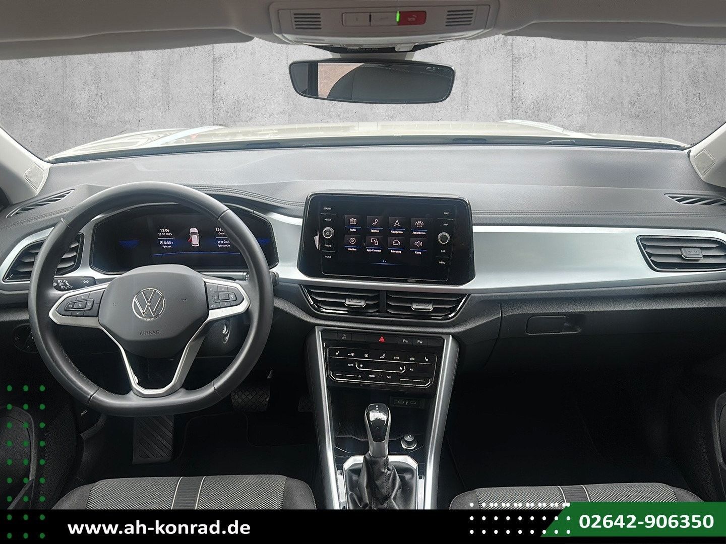 Fahrzeugabbildung Volkswagen T-Roc Life 1.5 TSI*AHK*NAVI*WINTERP*PDC*ASSISTS*
