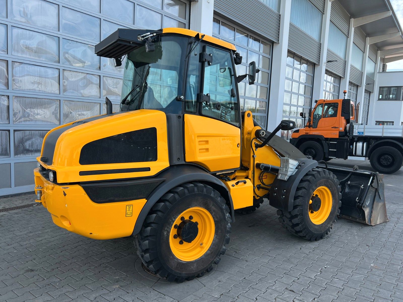Fahrzeugabbildung JCB 409 SV / nur 2.496h / Klima Klappschaufel Gabel