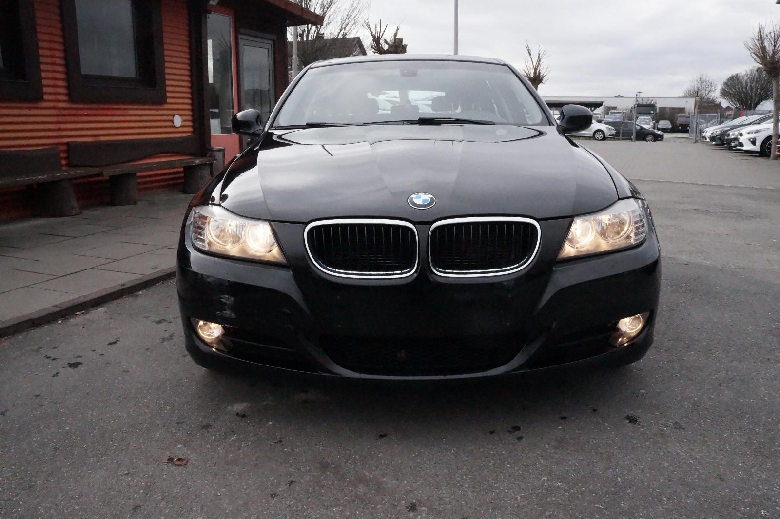 BMW 318 2010 — вигляд ззаду