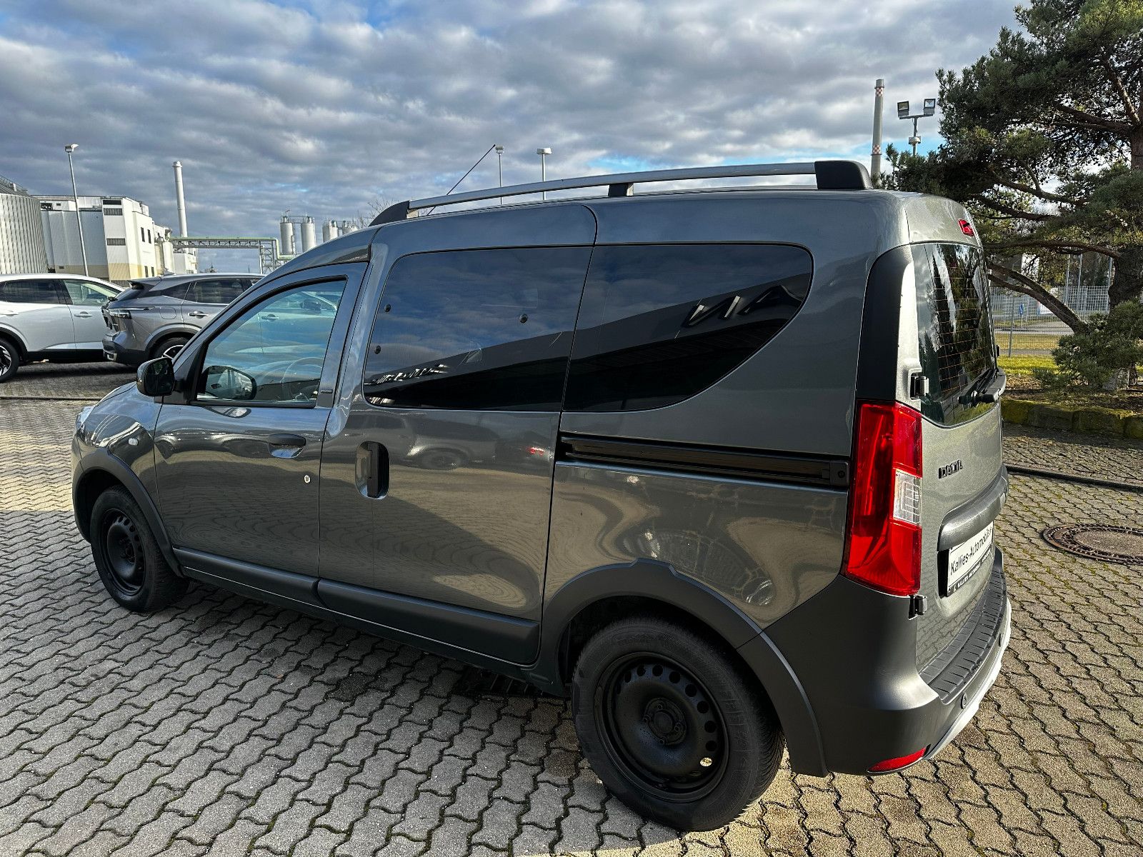Fahrzeugabbildung Dacia Dokker Stepway Celebration AHK fest