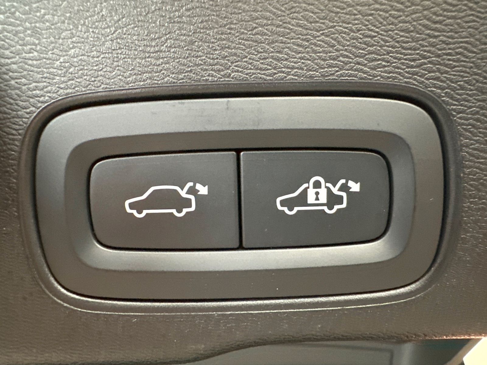 Fahrzeugabbildung Volvo XC60 T6 AWD Recharge Plus Bright NAV+LED+PANO