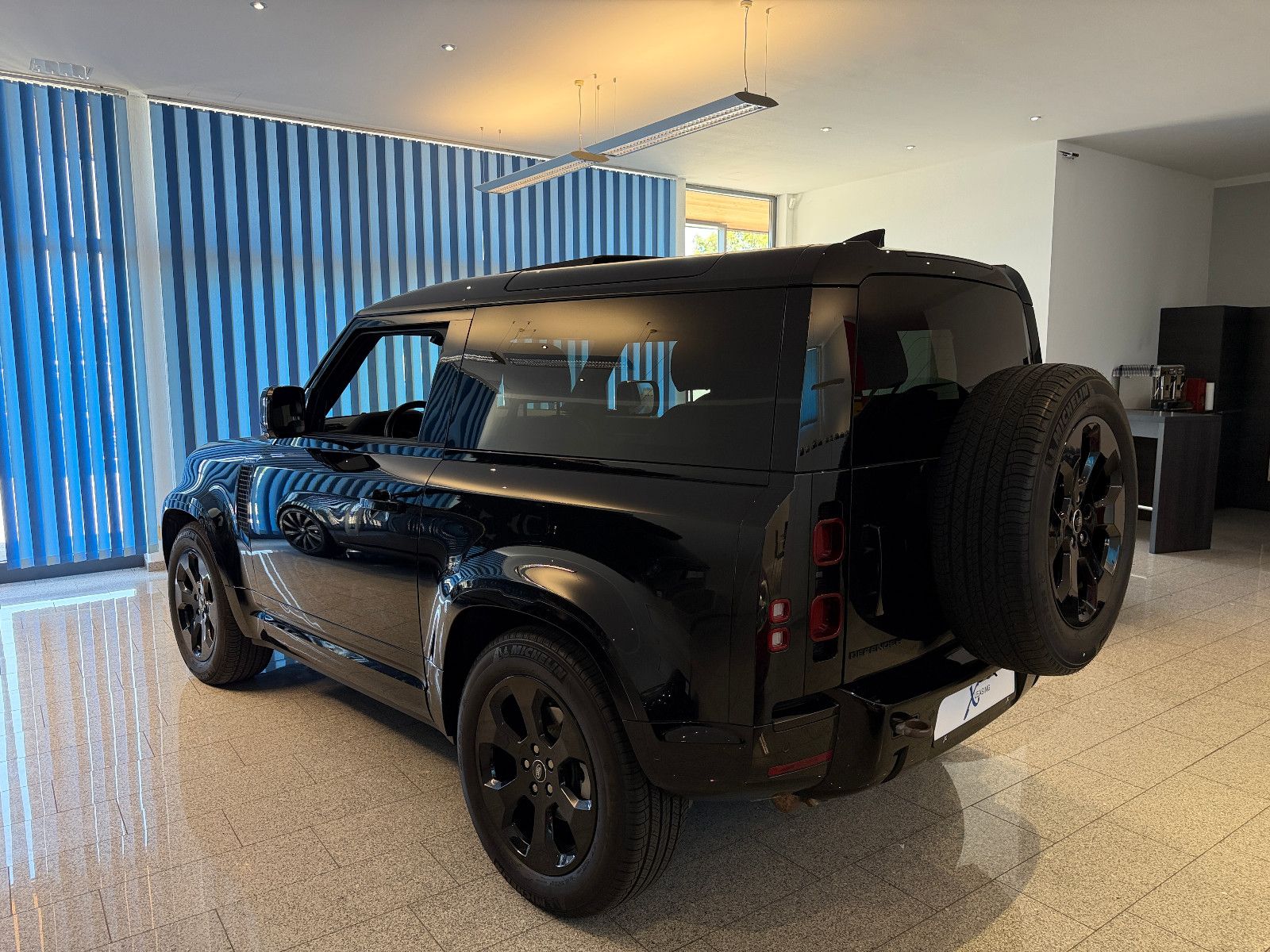 Land Rover Defender 90 D200 X-Dyn. SE / Pano. / Black Pack foto 3