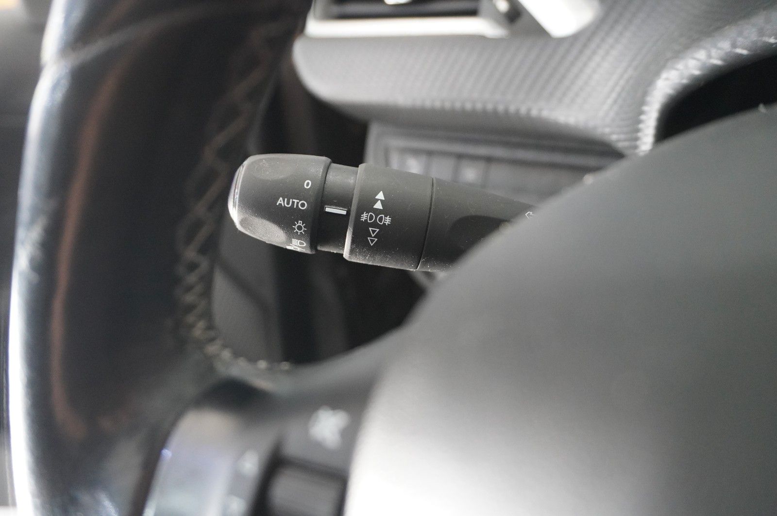 Fahrzeugabbildung Peugeot 2008 1.2 ALLURE NAVI/LED/KAMERA/SHZ/SPORT/TEMP.