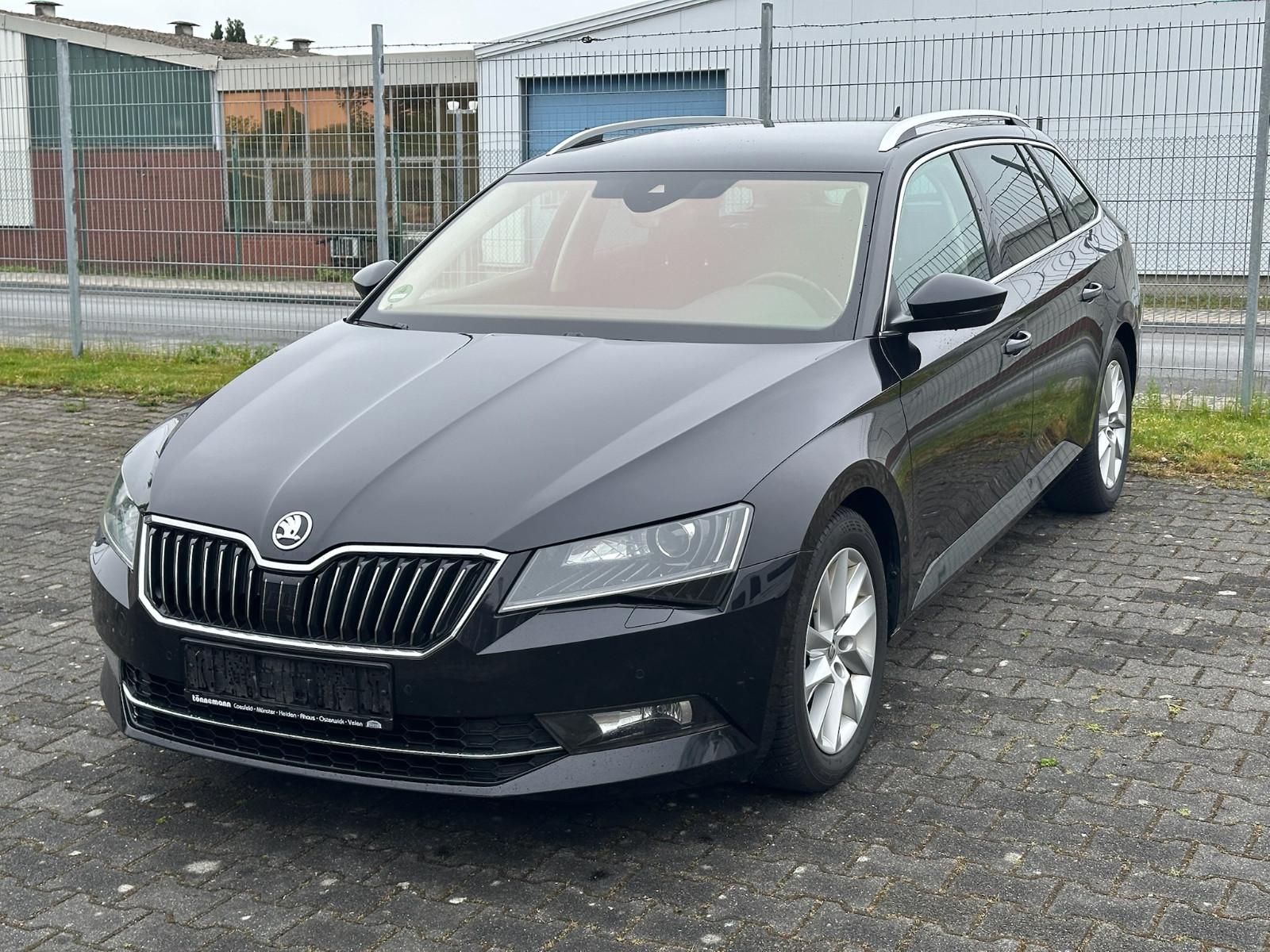 Skoda Superb 2.0 TDI Combi 4x4 DSG LED*ACC*AHK*APPLE