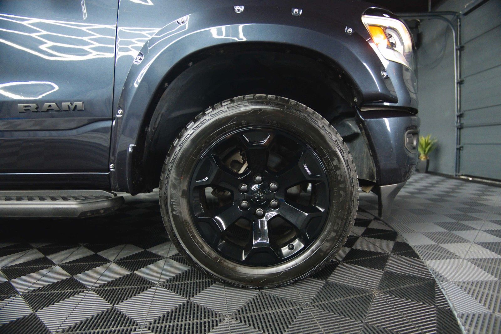 Fahrzeugabbildung Dodge RAM 5.7 V8 HEMI 4x4 OFFROAD Night-Paket LONGBED