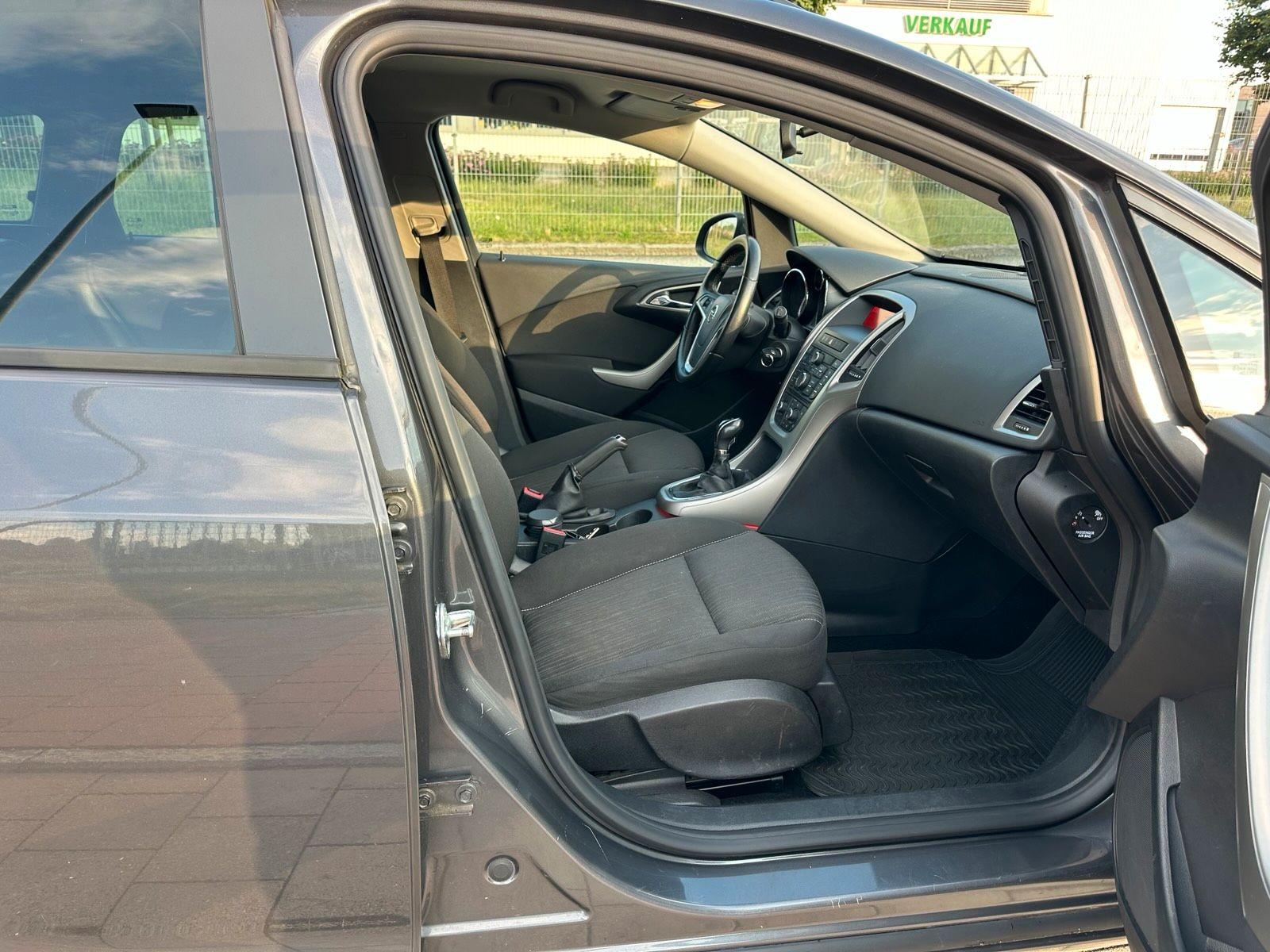 Opel Astra 2012 — photo 11