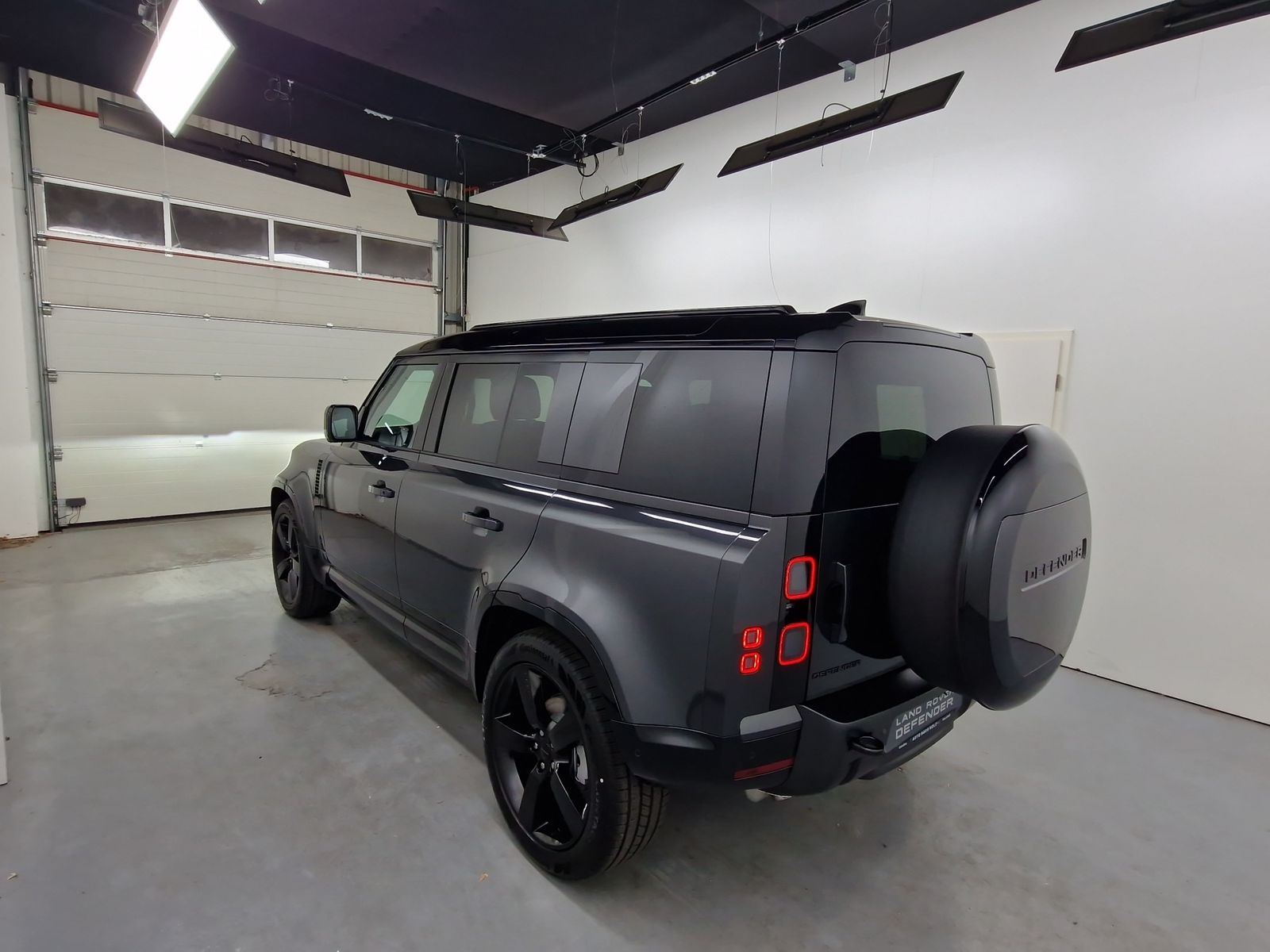 LAND ROVER Defender D250 X-Dynamic SE AHK Pano – Bild 2