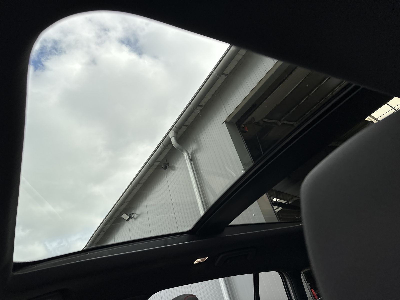 Fahrzeugabbildung Ford Focus Turnier 2.0 EB ST-Line X NAV+LED+PANO+KAM