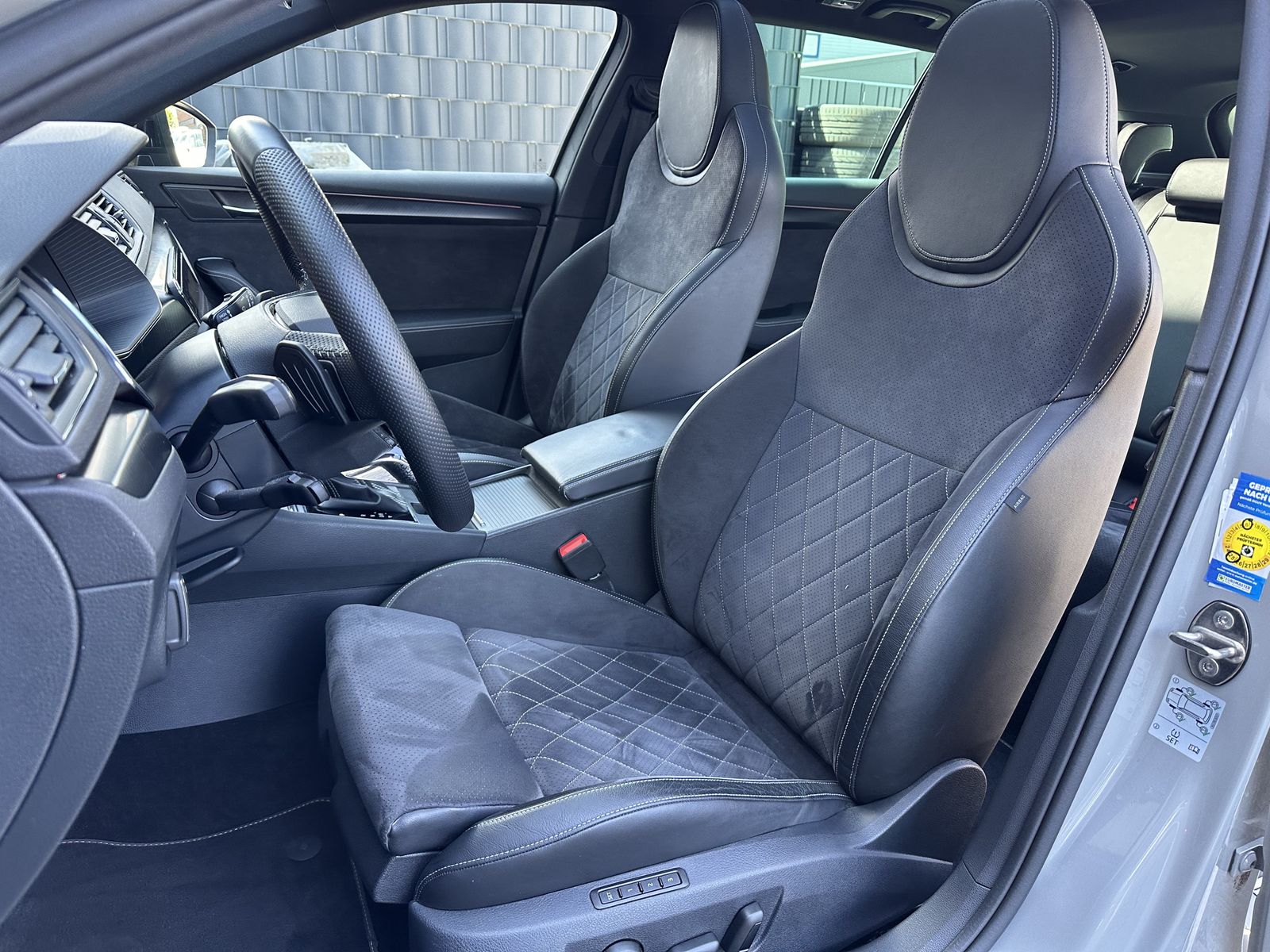 Fahrzeugabbildung SKODA Superb Combi iV 1.4 TSI DSG Sportline NAV+LED+VC