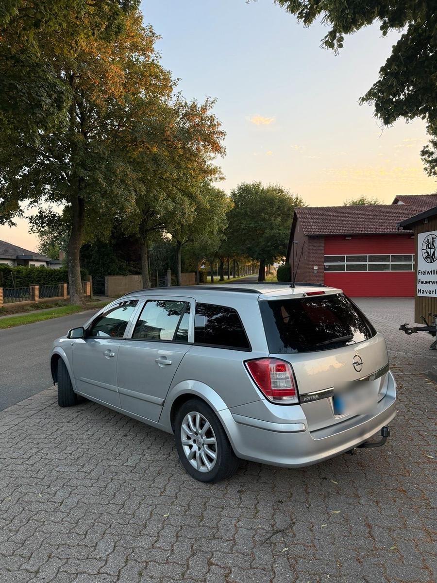 Opel Astra 2009 — салон