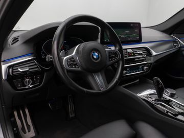 Fahrzeugabbildung BMW 520d xD M Sport Laser Kamera HUD DAB HiFi AHK
