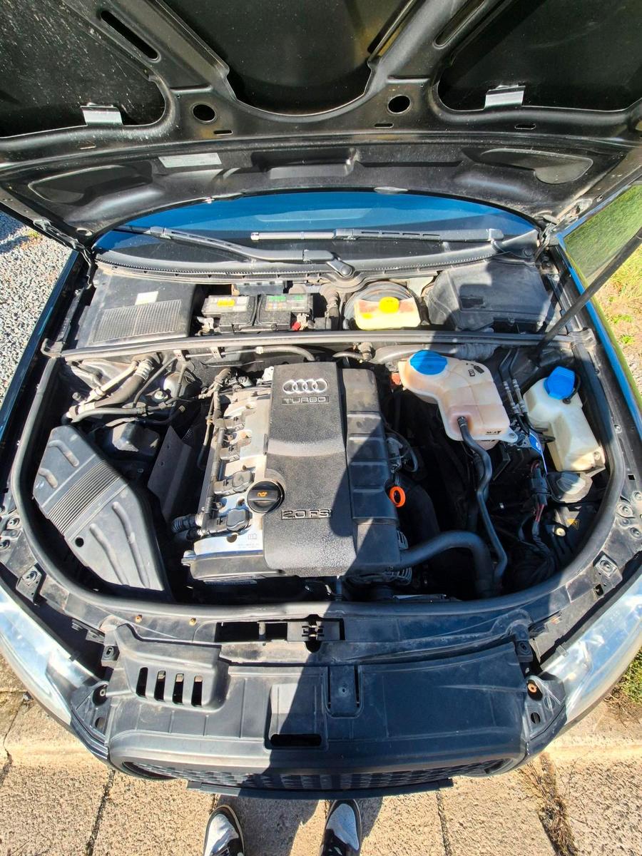 Audi A4 2005 — салон