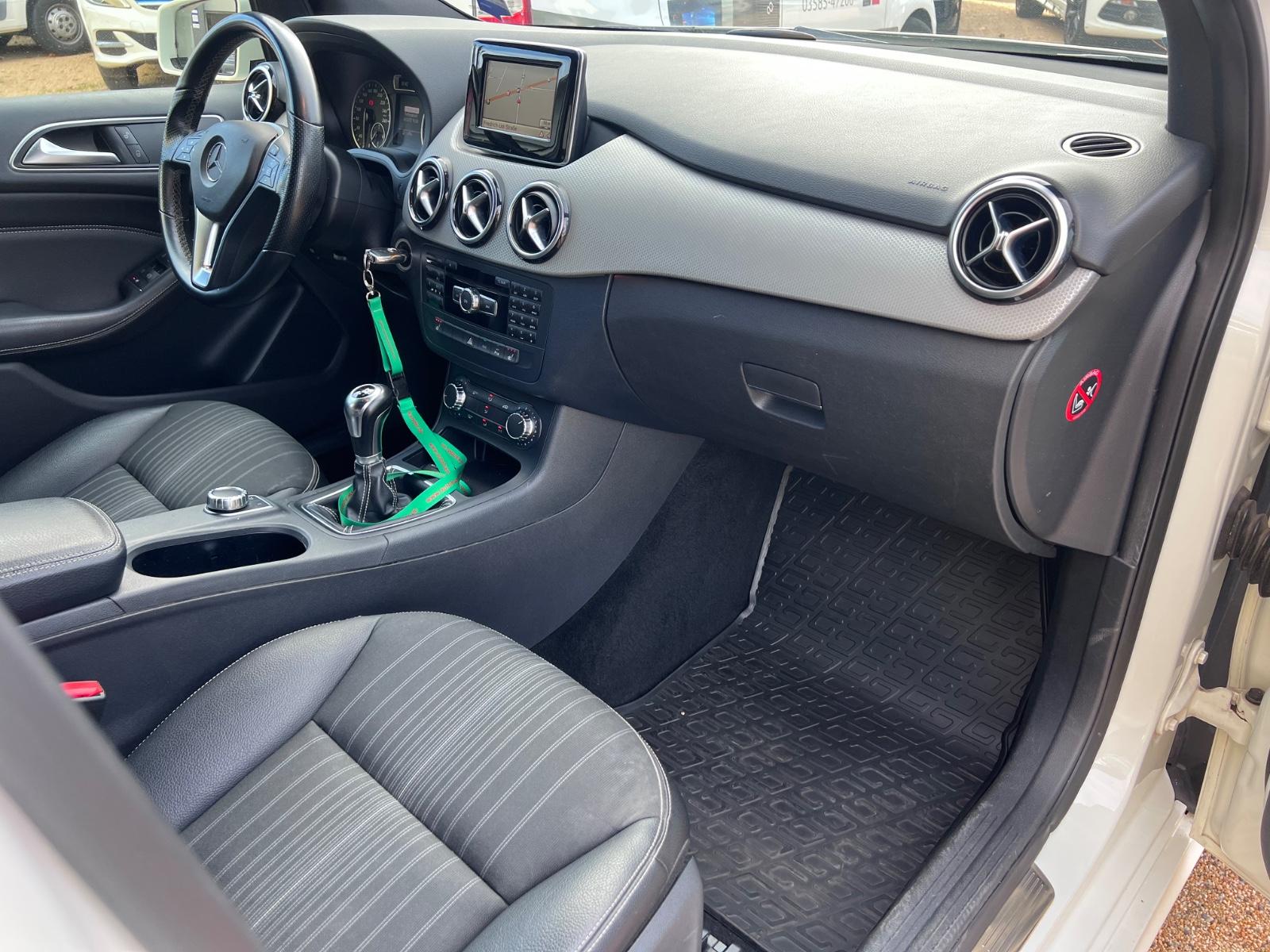 Mercedes-Benz B180 2011 — photo 17