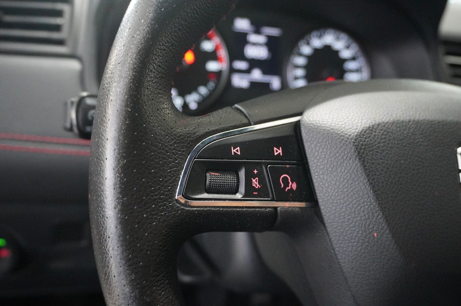 Fahrzeugabbildung SEAT Ibiza 1.0 TSI FR SPORT LED/NAVI/SHZ/PDC/TEMP/17"