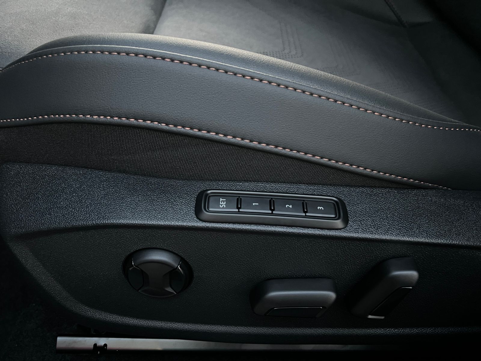 Fahrzeugabbildung CUPRA Leon Sportstourer VZ 2.0 TSI DSG 4Drive *AHK, LE