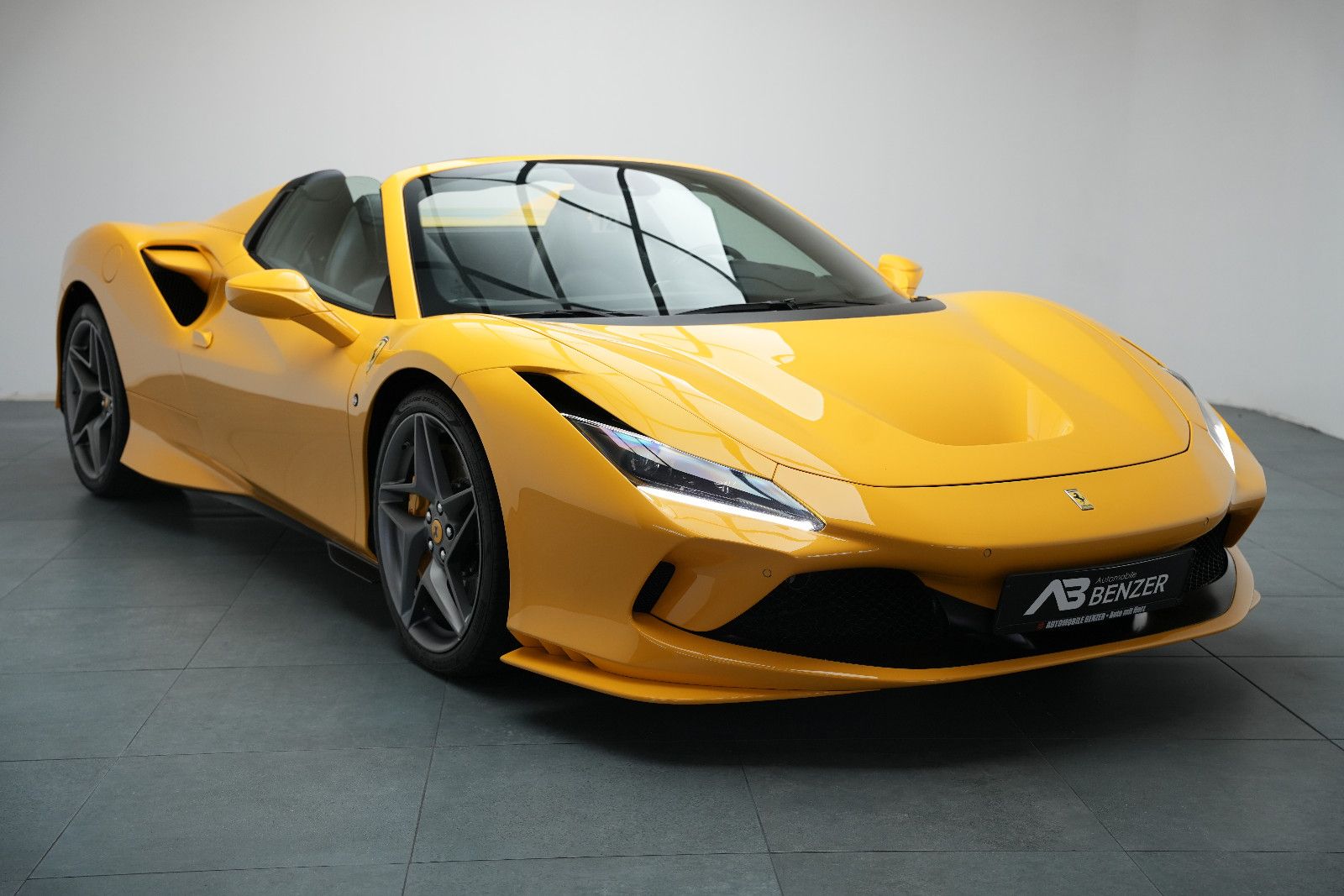 Fahrzeugabbildung Ferrari F8 Spider Giallo Modena *Lift*Carbon*Kamera*