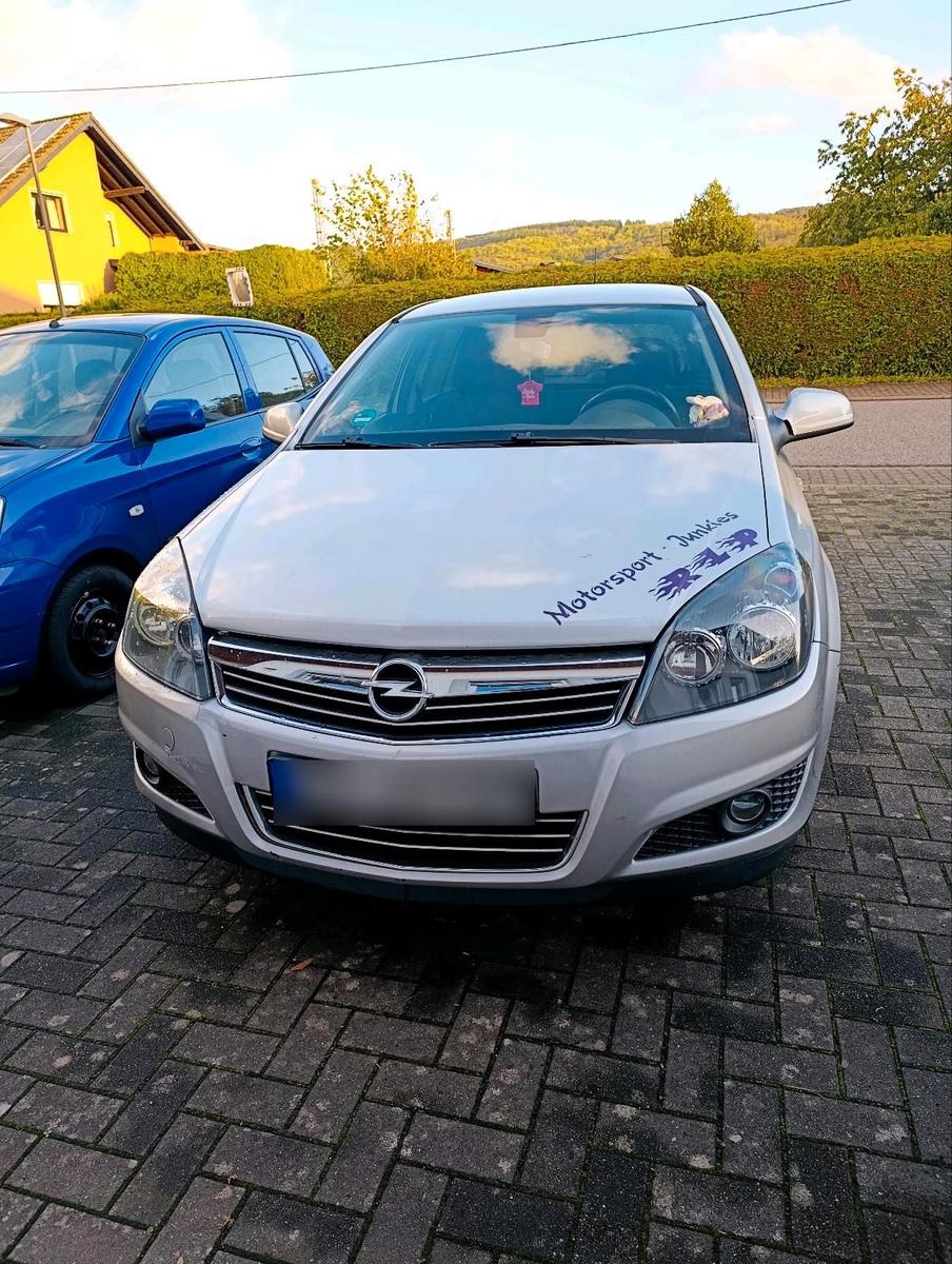 Opel Astra 2010 — салон