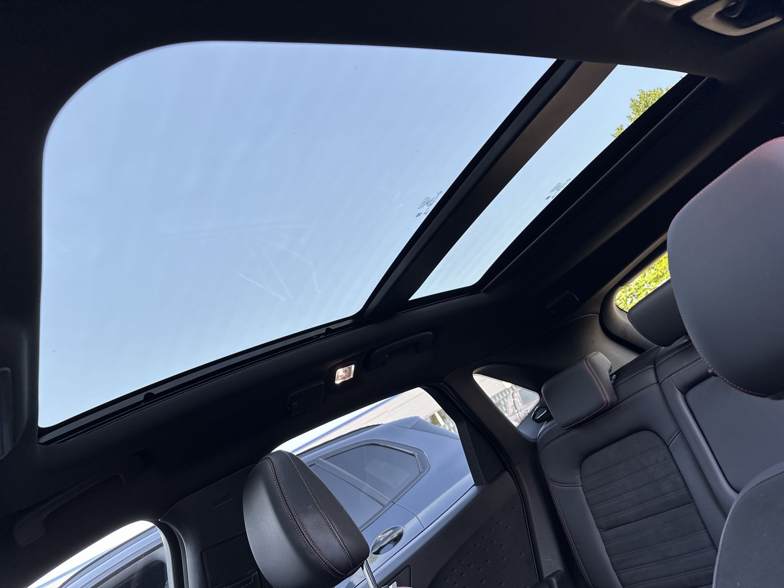 Fahrzeugabbildung Ford Kuga 2.0 EB 4x4 ST-Line X NAV+LED+AHK+B&O+PANORA