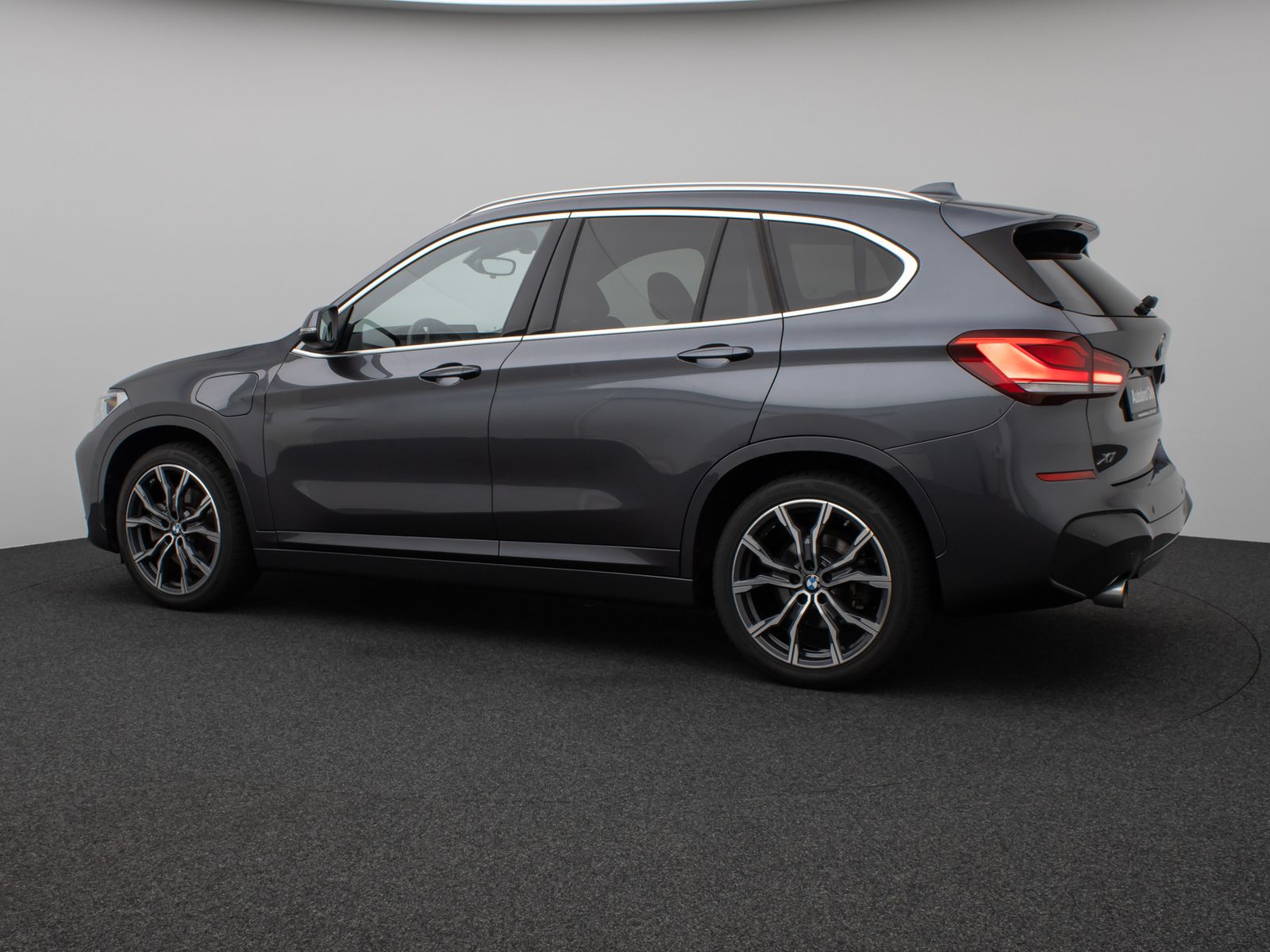 Fahrzeugabbildung BMW X1 xD25e M Sport Panorama Kamera HUD H/K Komfort