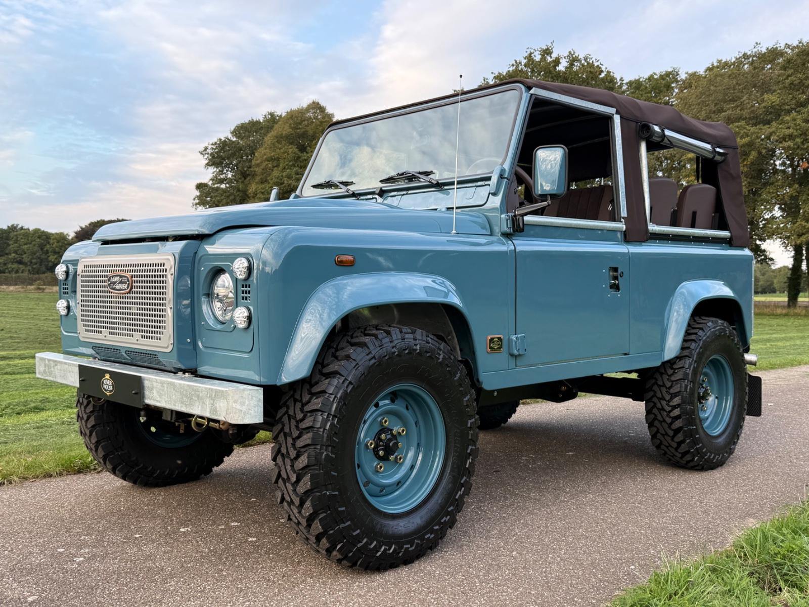 Land Rover Defender 90 Heritage Blue , leather / teak