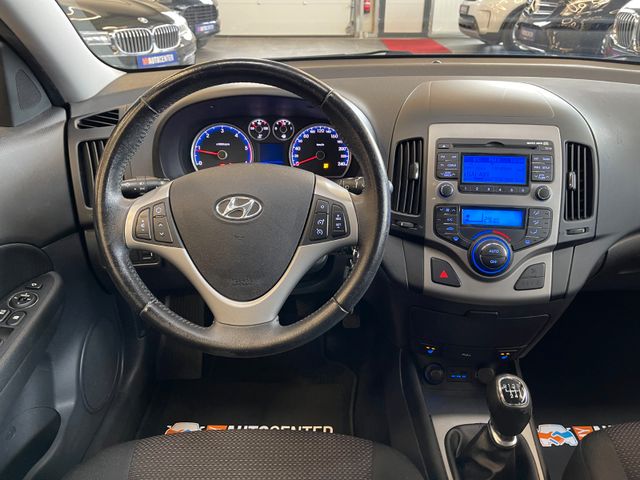 Hyundai i30 *TEMPOMAT*SZHZ*KLIMAAUTOMATIK*PDC*