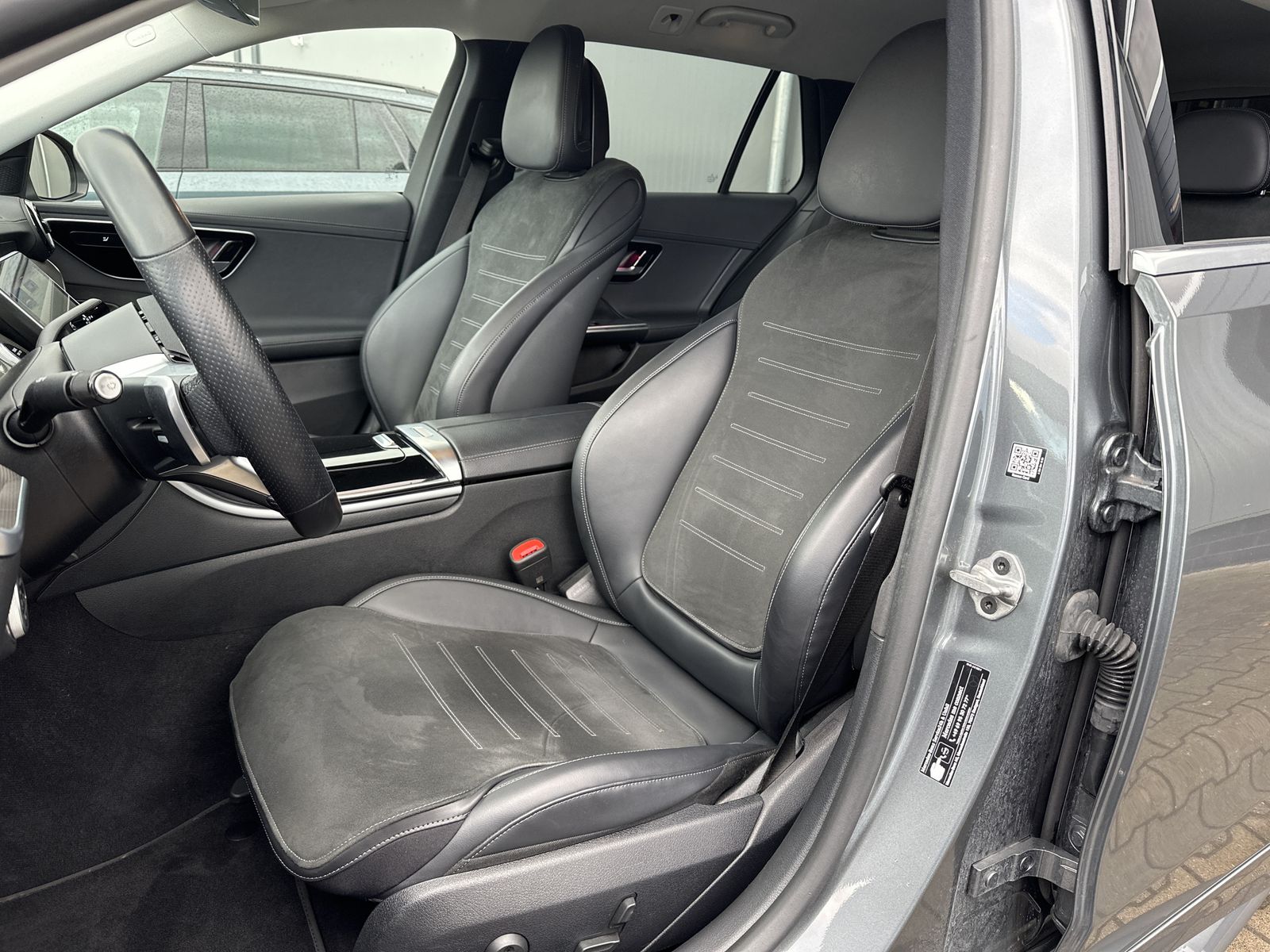 Fahrzeugabbildung Mercedes-Benz C 220d T 4M AMG-Line NAV+LED+KAM+VC+CARPLAY+1HD