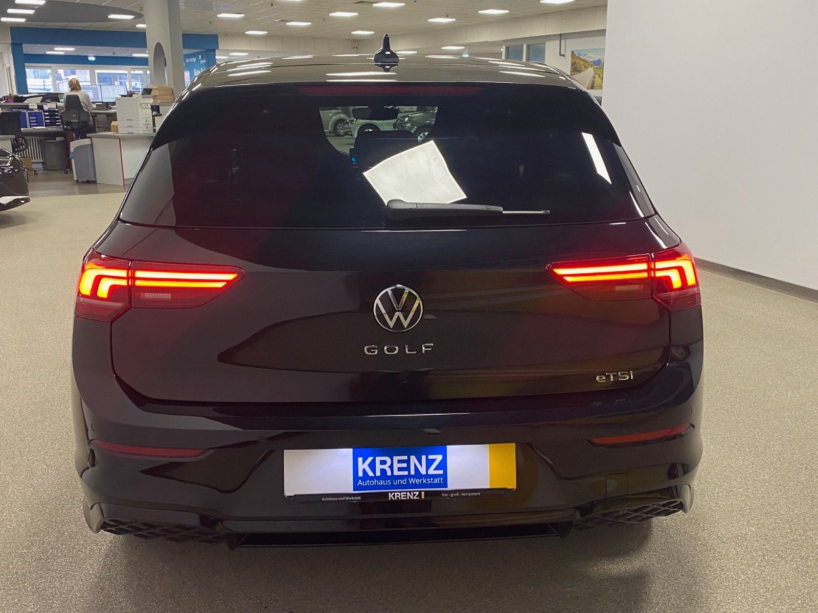 Fahrzeugabbildung Volkswagen Golf 1.5 eTSI DSG R-Line+GARANTIE 2029+ACC+KAMER