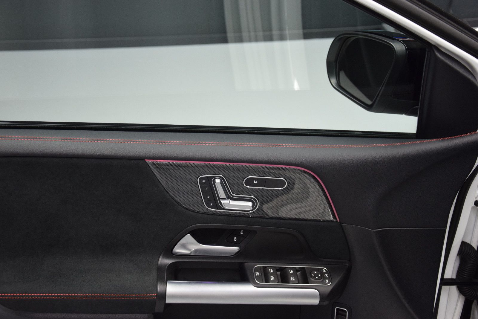 Fahrzeugabbildung Mercedes-Benz B 250 4Matic AMG Pano 360° Night ACC MBUX