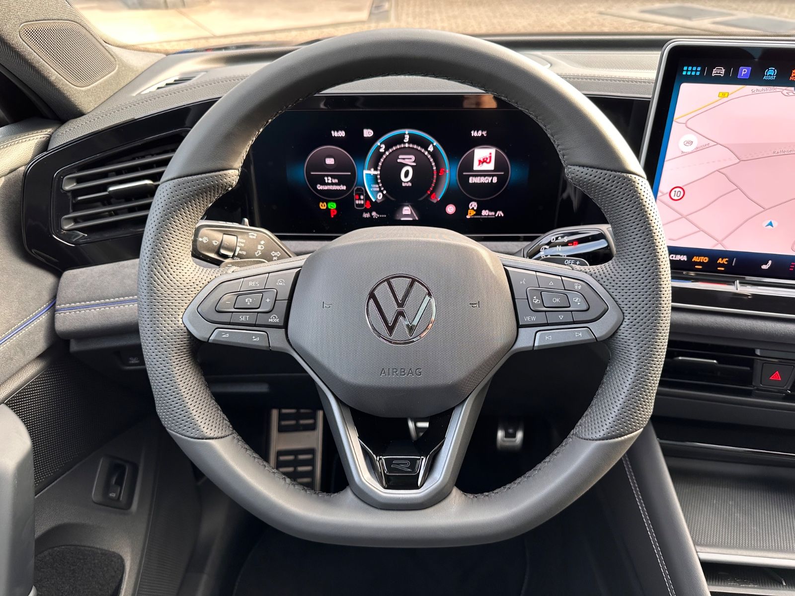 Fahrzeugabbildung Volkswagen Tiguan R-Line 2.0 TDI DSG Black/Pano/Matrix/AHK