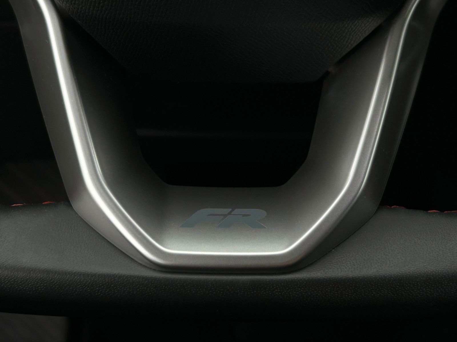 Fahrzeugabbildung SEAT Leon 1.5 TSI FR ACC LED VC SHZ LHZ Kam Ambiente