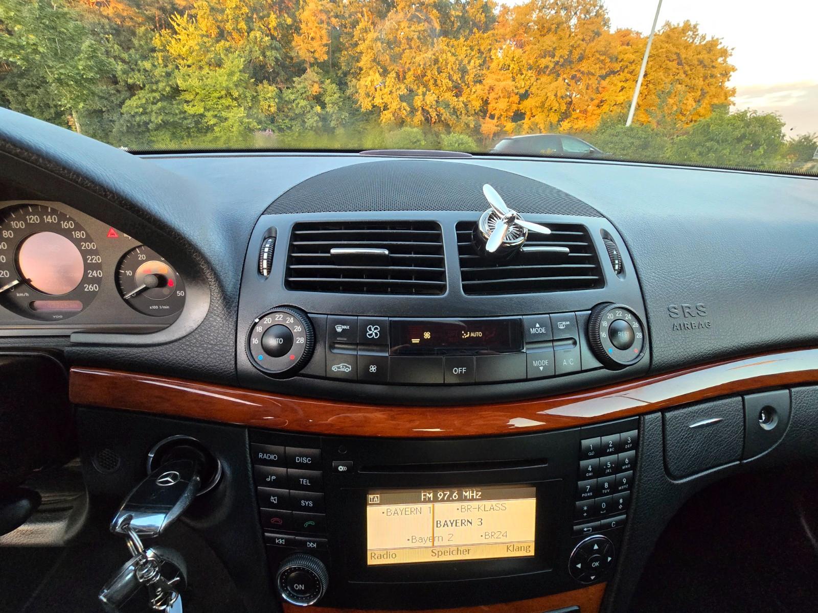 Mercedes-Benz E200 2009 — photo 17