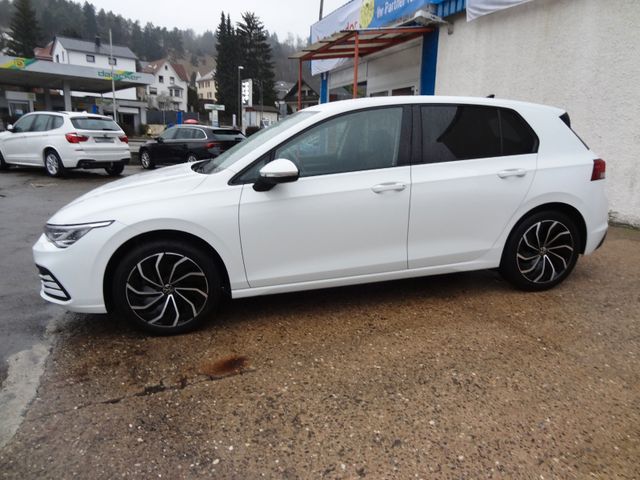 Fahrzeugabbildung Volkswagen Golf VIII Lim. Life/DSG/Navi/AHK/LED/PDC/150PS/