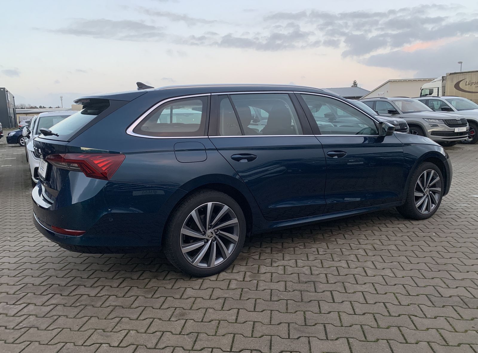 Fahrzeugabbildung SKODA Octavia 2.0 TDI*First Edition*AHK*Matrix-Beam*