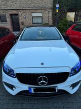 Mercedes-Benz E 200 Autom. - - Mercedes-Benz E 200 mit Benzin-Antrieb: Weiß, Limousine