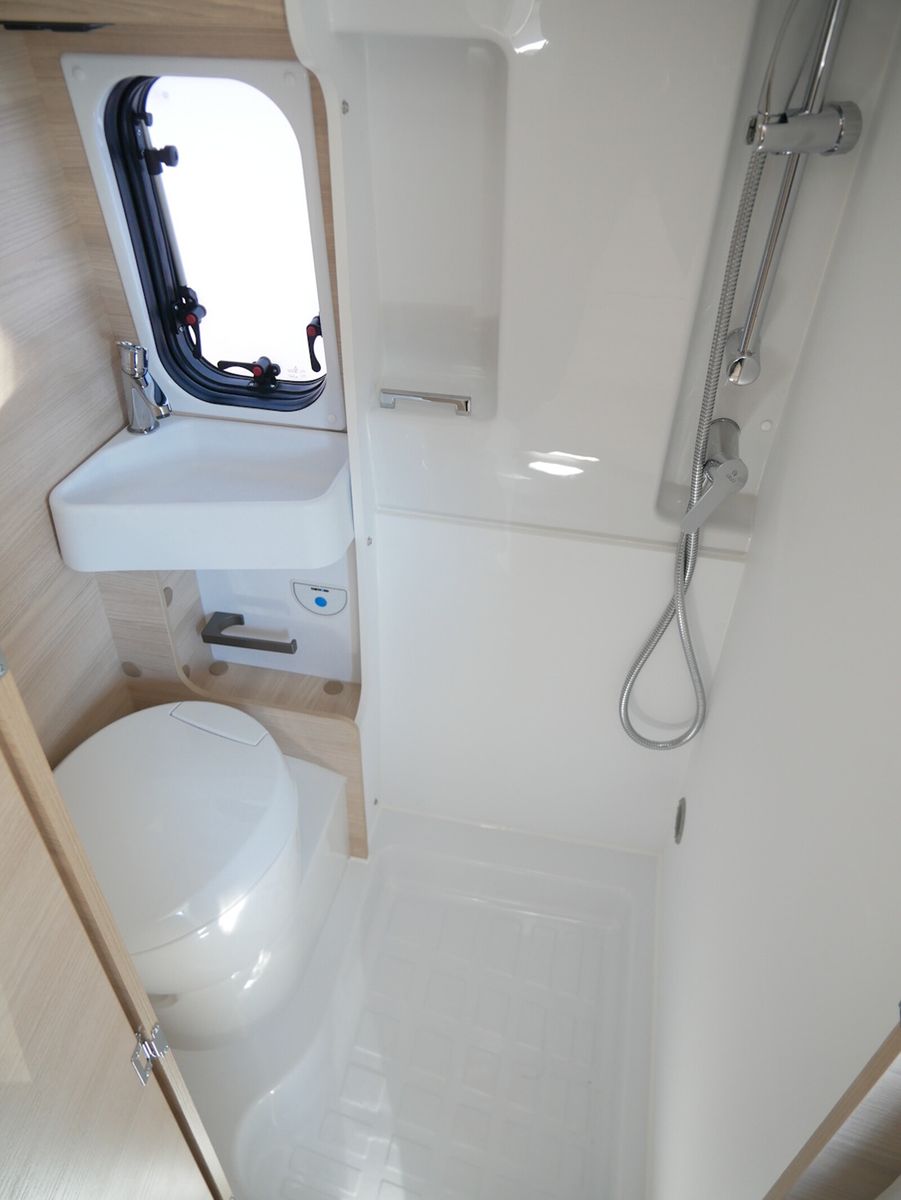 Fahrzeugabbildung Chausson Van First Line V594L Dörr Black-Edition exklusiv